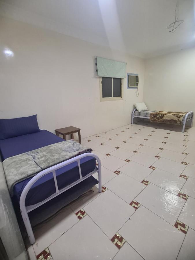 شقة عائلية -ليست فندقية- 8 دقائق بالسيارة للحرم أو قباء - Medina Exterior foto
